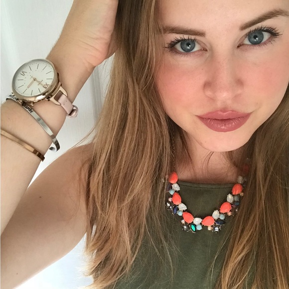 Meet your Posher, Holly 💗 - Picture 5 of 10